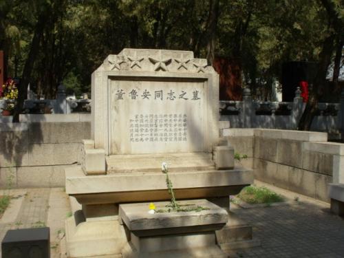 八宝山墓地一般多少钱，怎样购买